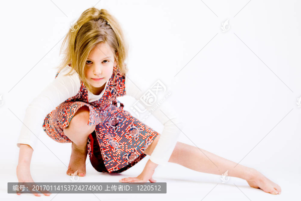 金發(fā)孩子做瑜伽姿勢