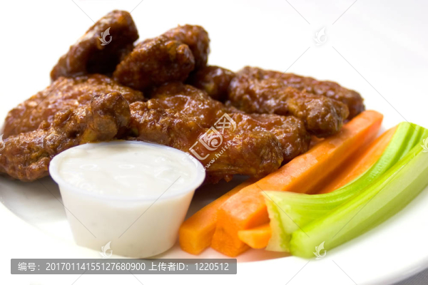 雞翅膀；芹菜和胡蘿卜