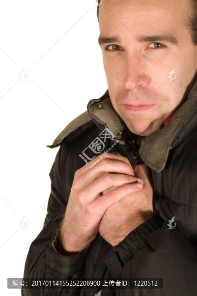 穿著冬季夾克的年輕人