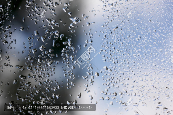 窗戶上的雨滴