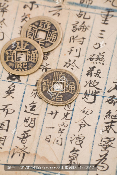 古董中國書頁和硬幣