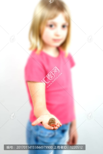 年輕女孩交出硬幣