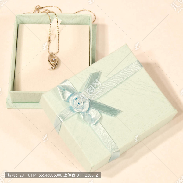 小禮品盒中的鉆石項(xiàng)鏈
