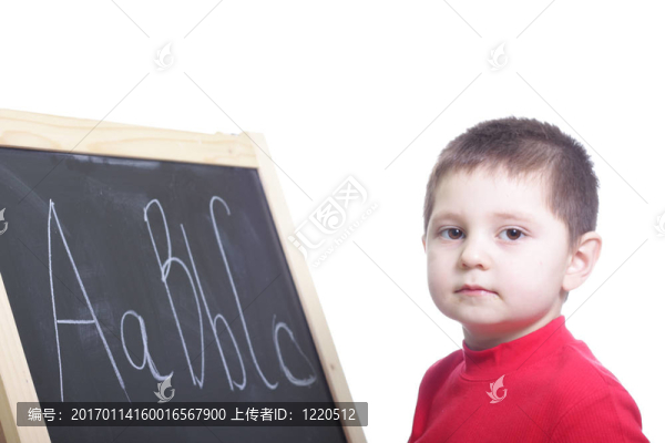 在黑板上的小男孩