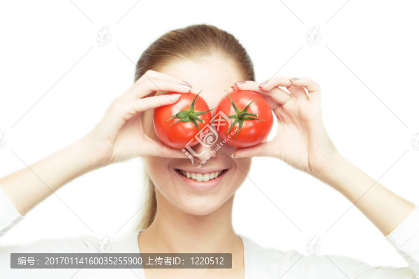 年輕活潑的婦女與西紅柿肖像