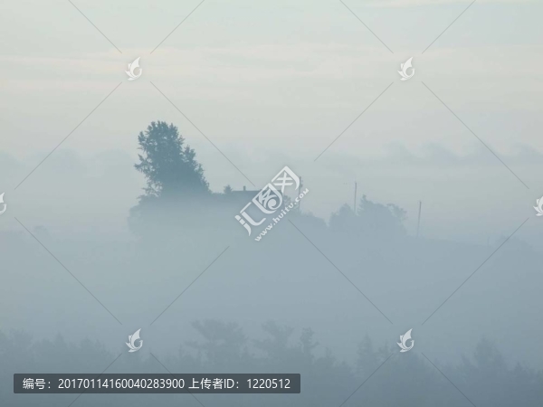 霧中的農(nóng)舍