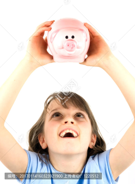 女孩拿著一個小豬銀行
