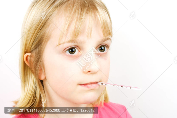 女孩用溫度計(jì)