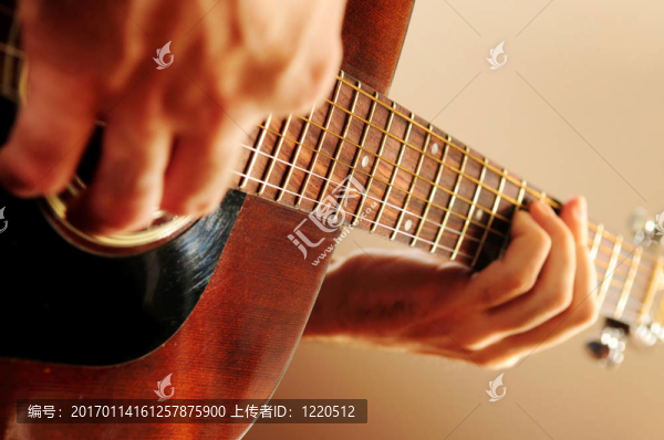 男人彈吉他