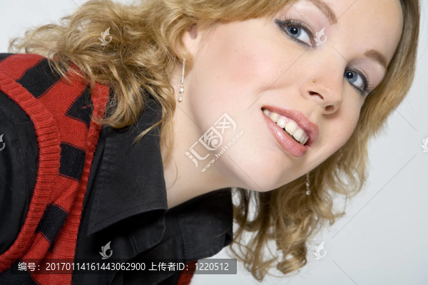 一個(gè)金發(fā)卷發(fā)的女人的肖像
