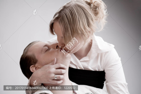 一對(duì)充滿激情的年輕夫妻的肖像