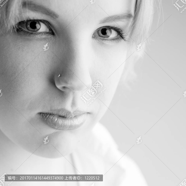 一個(gè)自信的金發(fā)卷發(fā)女人的肖像