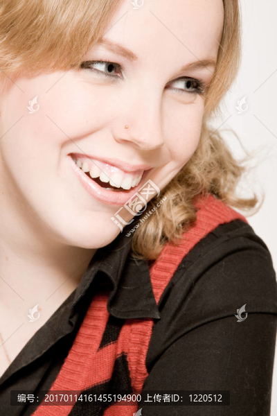 一個(gè)笑的金發(fā)卷發(fā)女人的畫像