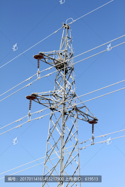 霧凇中的電塔
