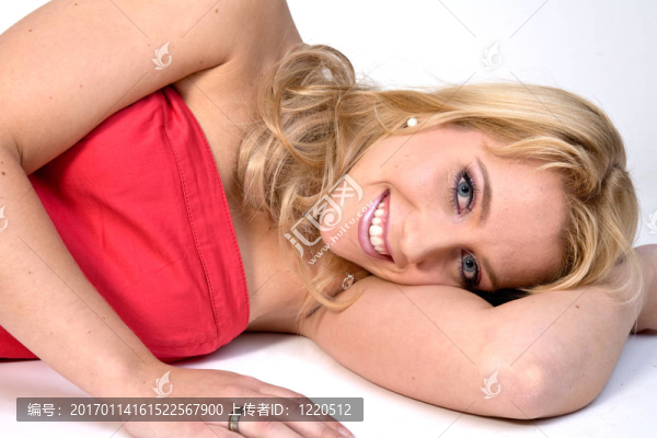 躺著一個(gè)金發(fā)女孩的工作室肖像