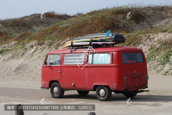 老大眾車在海灘上的沖浪板