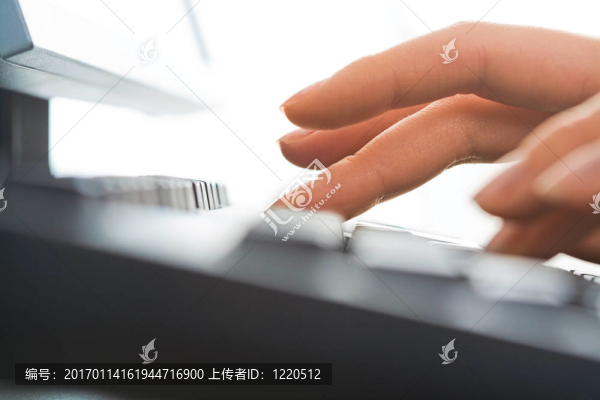 忙著打字
