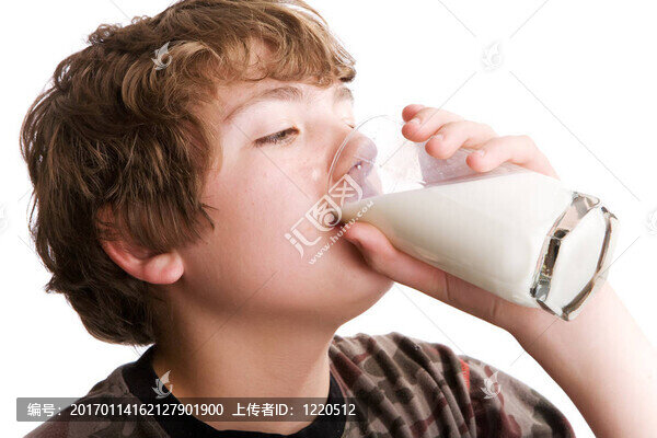 喝牛奶