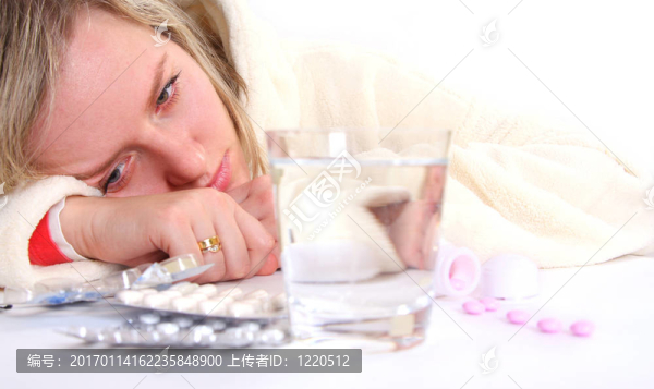 生病的女人和藥丸