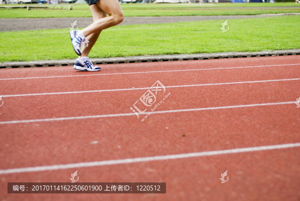 在運(yùn)動(dòng)場(chǎng)上跑步