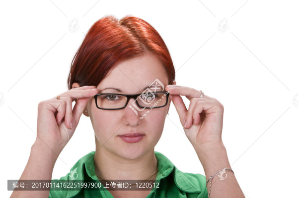 紅發(fā)戴眼鏡的女孩