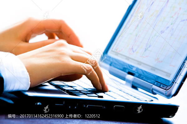 在筆記本電腦上工作