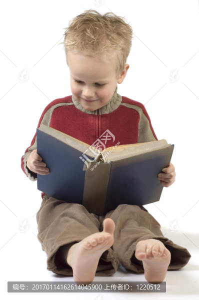 男孩讀一本書7