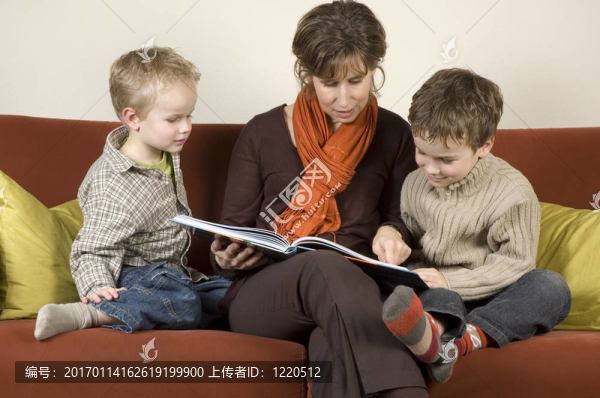 母親和兩個(gè)兒子讀一本書2