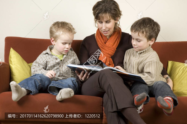 母親和兩個(gè)兒子讀一本書3