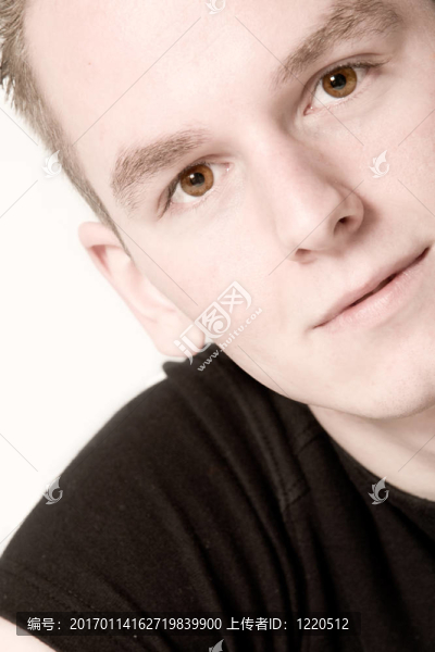 男孩在一個直立的長方形