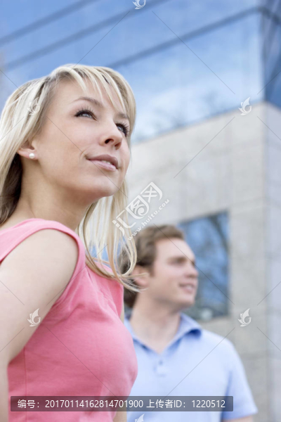 男人女人微笑