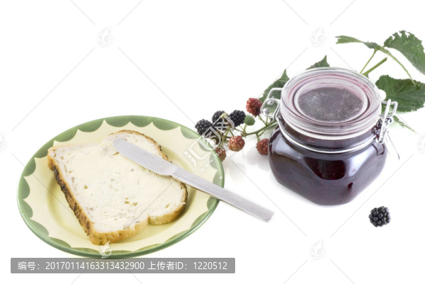 有黑莓果醬的面包