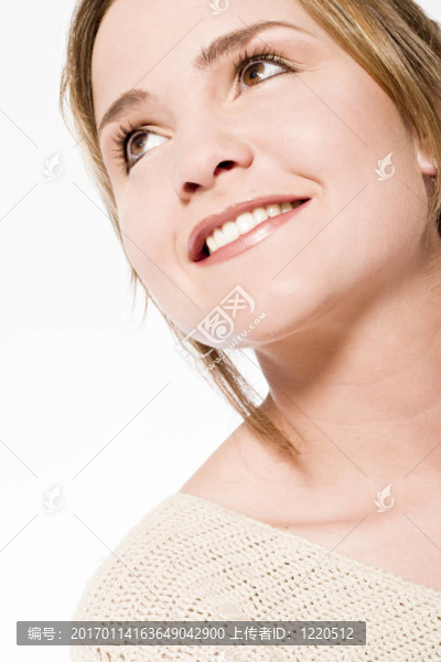 年輕女子抬頭微笑