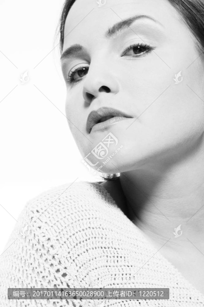 年輕的女人下巴向下的眼睛