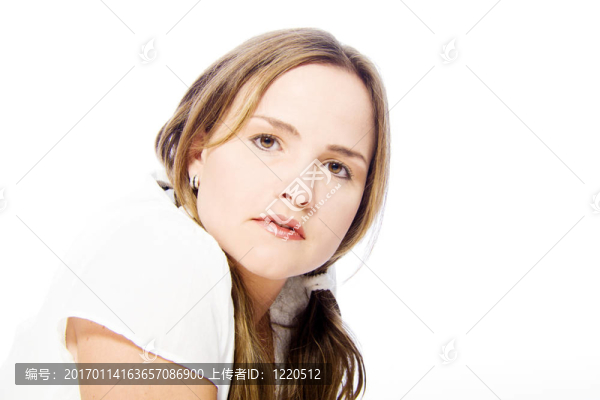 年輕的女人看起來有興趣-匯圖網(wǎng) www.fosd68.com 年輕的女人看起來有興趣