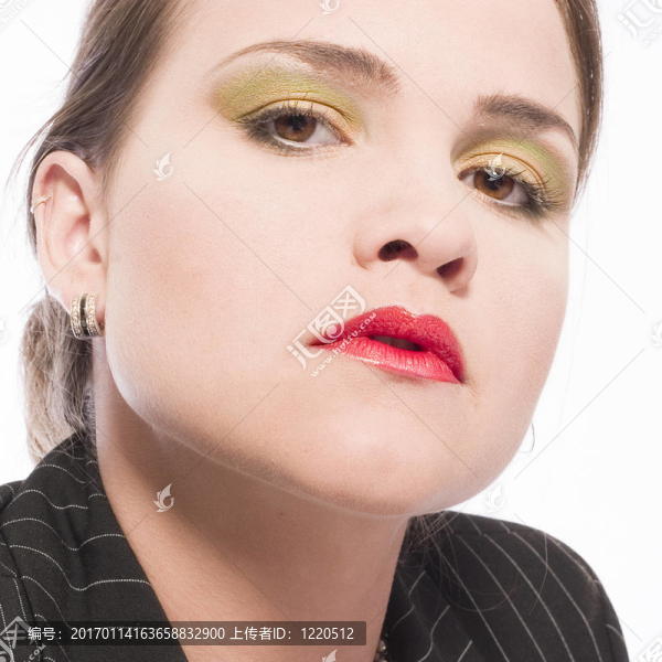 年輕的女人看起來專橫
