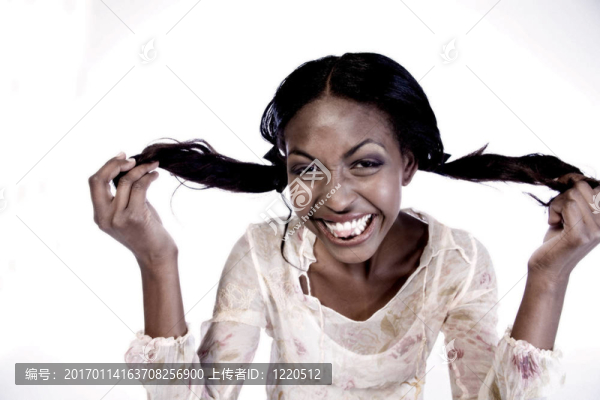 黑暗的女性模特玩弄她的頭發(fā)