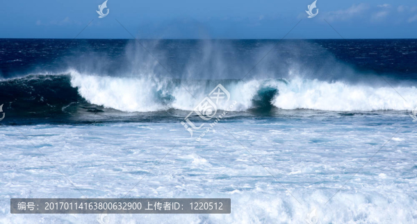 波浪在海灘上墜毀