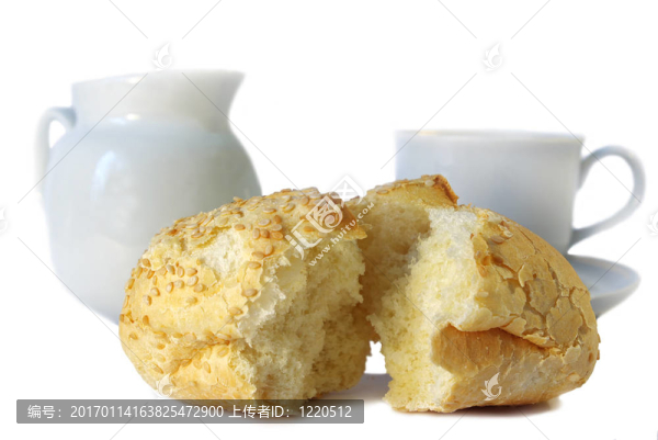 面包；一杯咖啡和牛奶