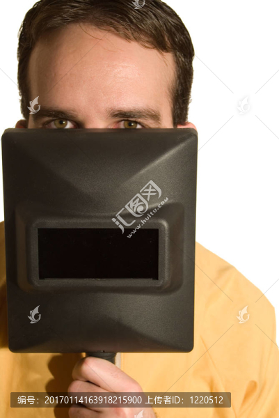 男人偷看