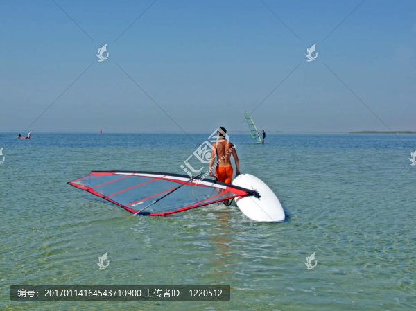 這家伙把風帆沖浪