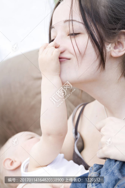 年輕漂亮的黑發(fā)和兒子玩
