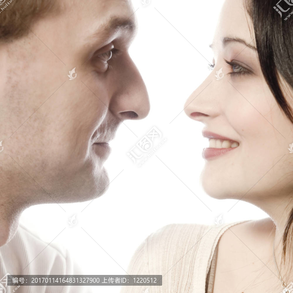 漂亮的年輕夫婦制作眼睛接觸