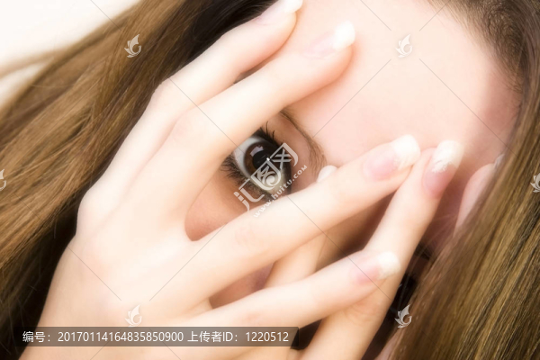 年輕漂亮的黑發(fā)隱藏