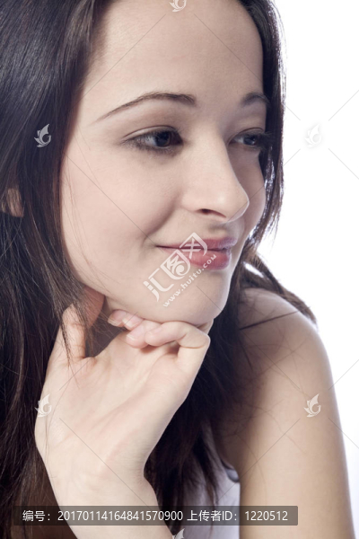 年輕漂亮的女人聽