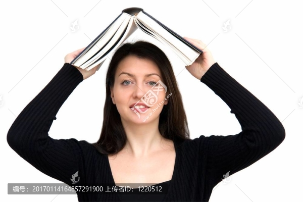 拿著書的女人