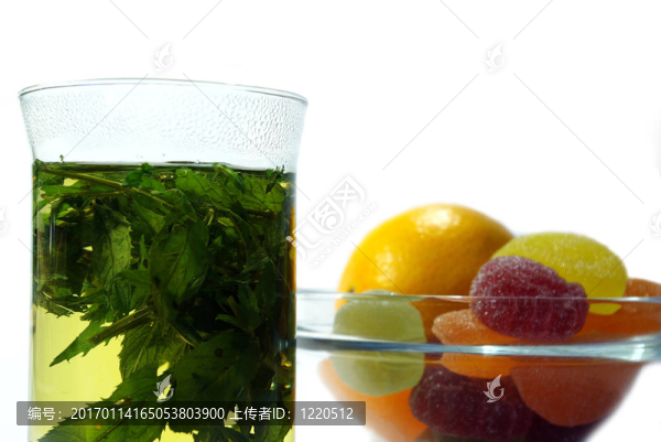 草藥薄荷茶和水果糖