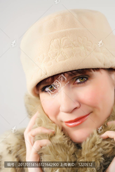 戴著皮帽子的女人