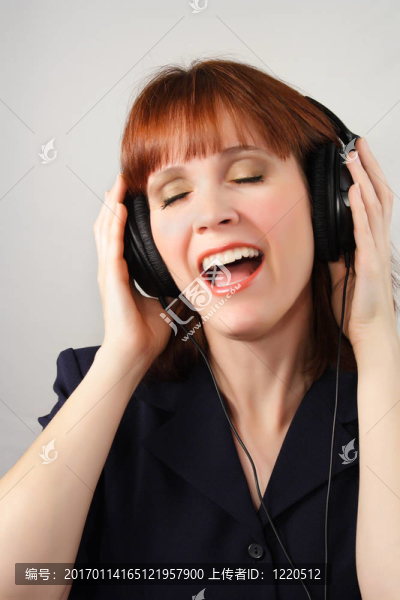 女人聽音樂