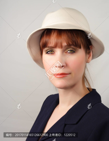 戴帽子的女人